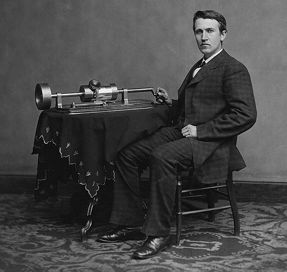 1877 год. Томас Эдисон продемонстрировал свое изобретение — фонограф, устройство для записи и воспроизведения звука