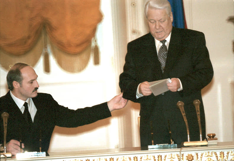 1999 год. В годовщину Беловежского соглашения президент России Борис Ельцин и президент Белоруссии Александр Лукашенко подписали в Кремле договор о создании Союзного государства