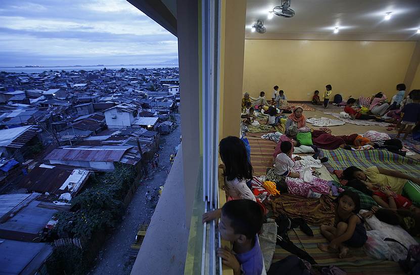 Манила, Филиппины. Эвакуационный центр для жителей побережья во время прохождения тайфуна «Хагупит»