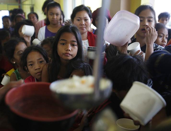 Манила, Филиппины. Очередь за едой в эвакуационном центре для жителей побережья во время прохождения тайфуна «Хагупит»