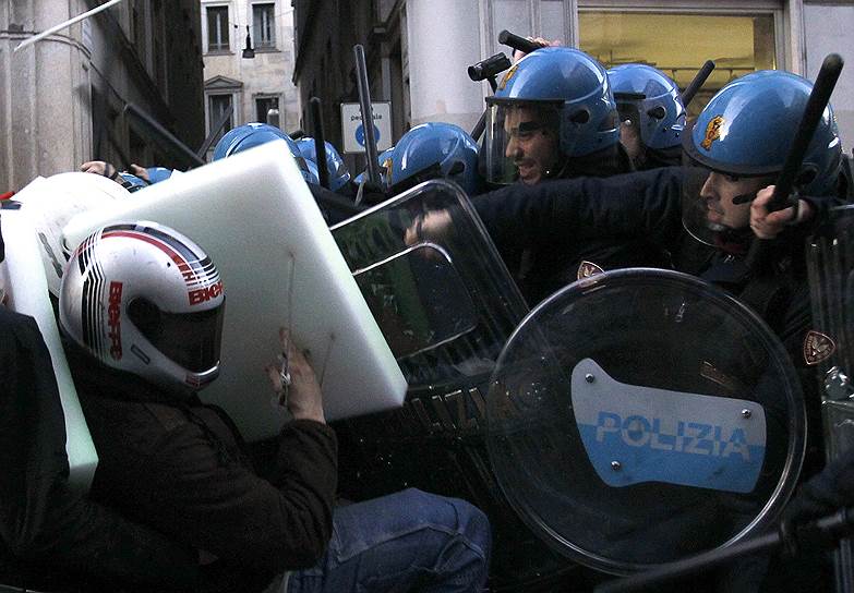 Милан, Италия. Акция протеста возле здания театра «Ла Скала» в день открытия нового сезона