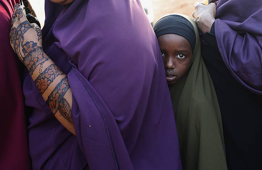 Мандера, Кения. Девочка в очереди на досмотр возле автобуса на границе с Сомали