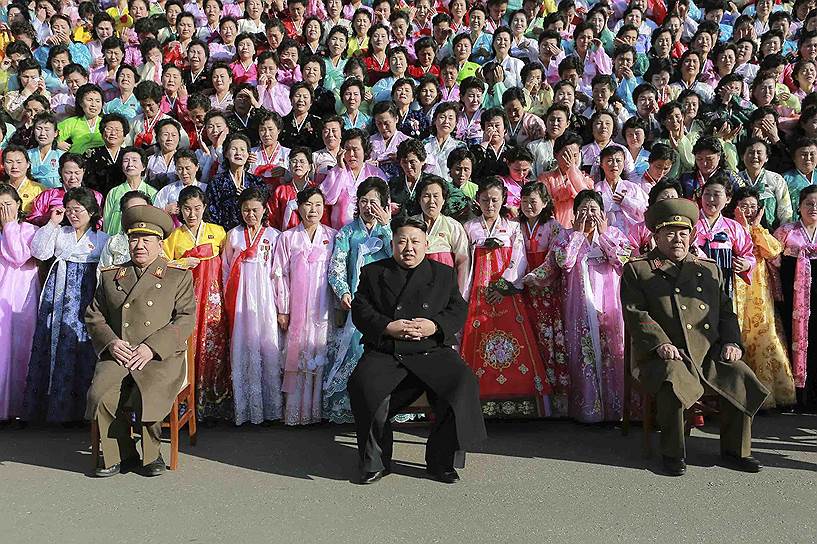 Пхеньян, Северная Корея. Лидер КНДР Ким Чон Ын во время фотосессии на встрече с семьями образцовых военнослужащих Корейской народной армии