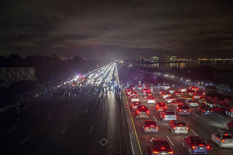 Беркли, штат Калифорния, США. Участники акции протеста против полицейского произвола перекрыли одну из местных магистралей