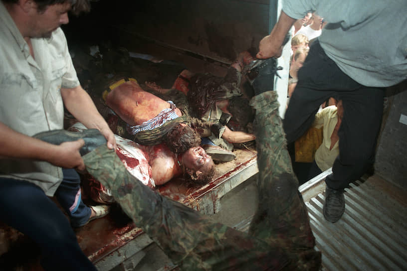 1995 год. Мужчины выгружают из кузова автомобиля тела погибших при захвате чеченскими террористами Шамиля Басаева больницы в Буденновске