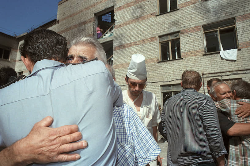 1995 год. Заложники, освобожденные из захваченной больницы в Буденновске