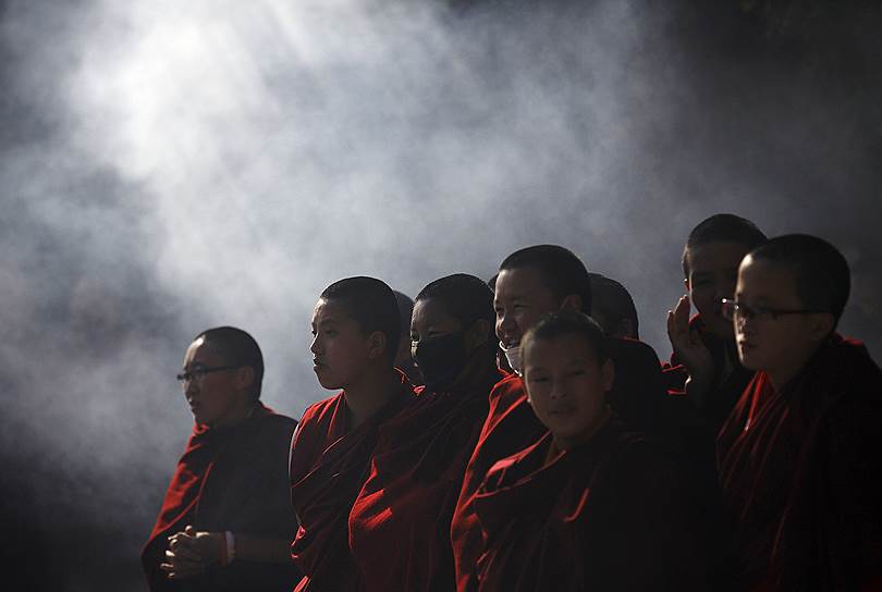 Катманду, Непал. Тибетские монахи во время празднования двадцать пятой годовщины получения Далай-ламой XIV Нобелевской премии мира