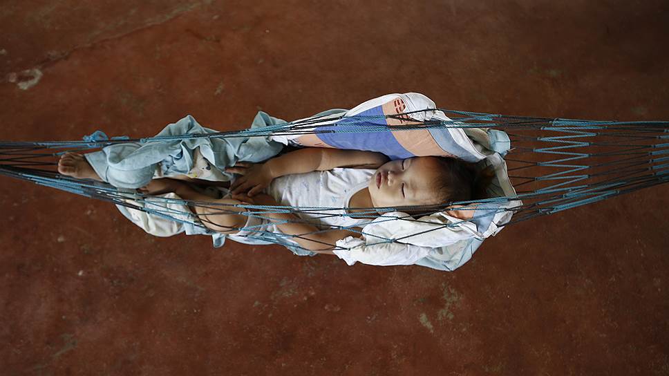 Сан-Джулиан, Филиппины. Ребенок, спящий в гамаке в эвакуационном центре для жителей домов, пострадавших от тайфуна «Хагупит»