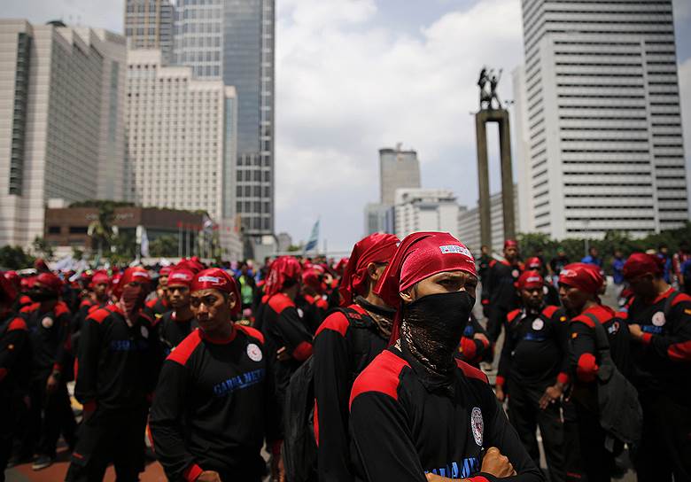 Джакарта, Индонезия. Тысячи человек приняли участие в акции протеста в центре города, требуя от правительства увеличить размер минимального размера оплаты труда