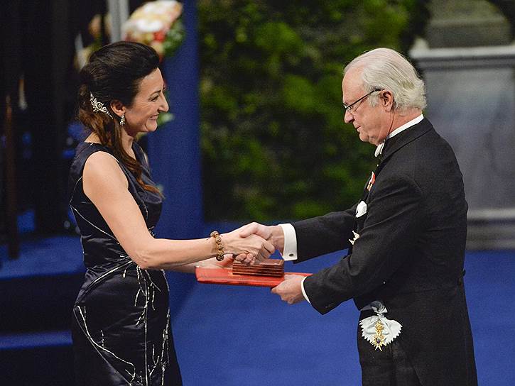 Лауреат Нобелевской премии-2014 по медицине  Мэй-Бритт Мозер получает награду из рук короля Швеции Карла XVI Густафа