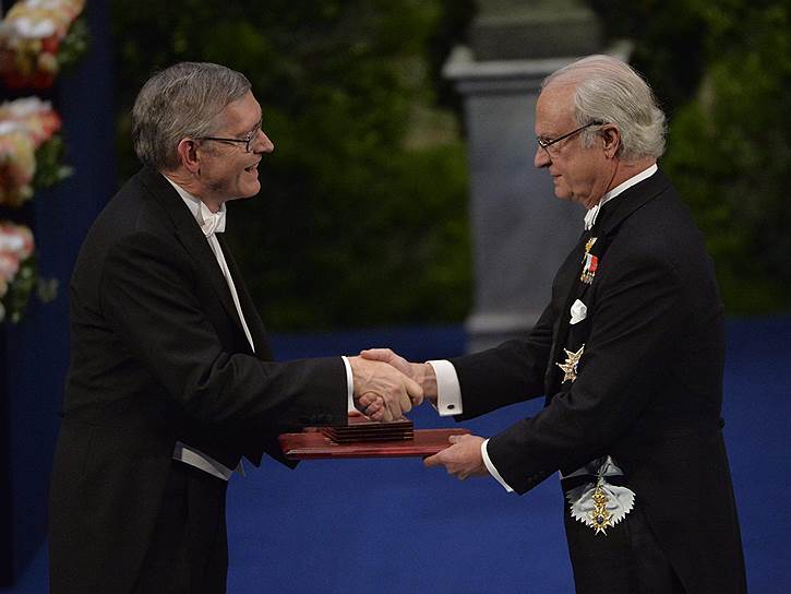 Лауреат Нобелевской премии-2014 по химии  Уильям Мернер (слева) получает награду из рук короля Швеции Карла XVI Густафа