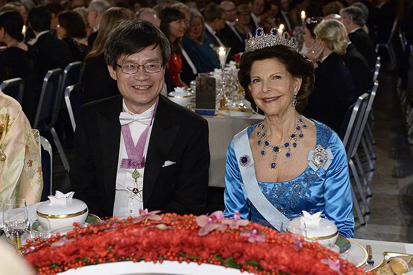 Лауреат Нобелевской премии-2014 по физике Хироши Амано (слева) и шведская королева Сильвия