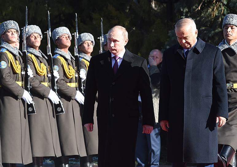 Президент России Владимир Путин (слева) прибыл в среду в Ташкент, где встретился со своим узбекским коллегой Исламом Каримовым