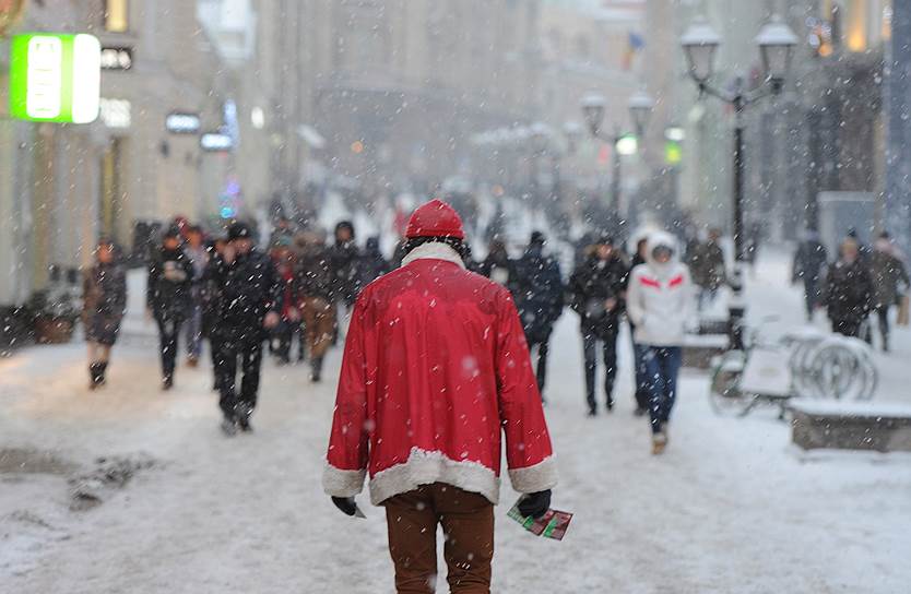 Москва, Россия. Промоутер на улице Кузнецкий Мост во время снегопада