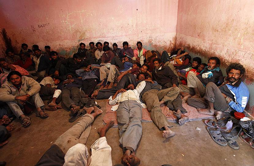 Карачи, Пакистан. Рыбаки из Индии в полицейском участке после задержания в пакистанских водах