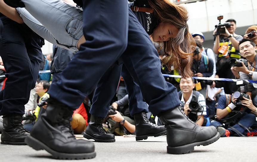 Гонконг, Китай. Полиция разгоняет демонстрантов в центре города