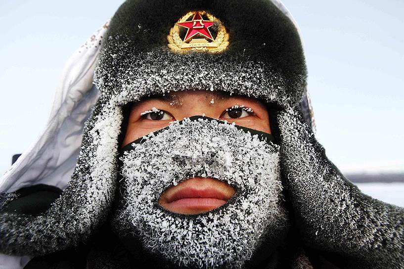 Провинции Хэйлунцзян, Китай. Военнослужащий Народно-освободительной армии Китая (НОАК), охраняющий  российско-китайскую границу