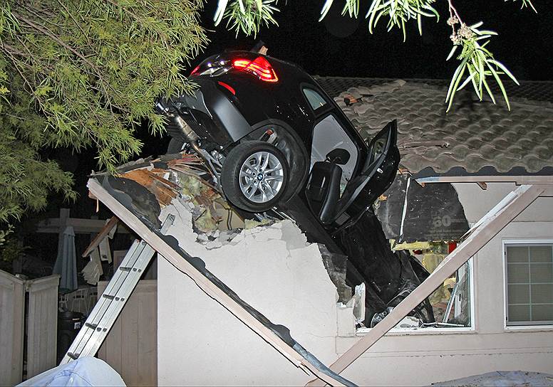 Эскондидо, Калифорния, США. Внедорожник, вылетевший с дороги и упавший на крышу одного из домов