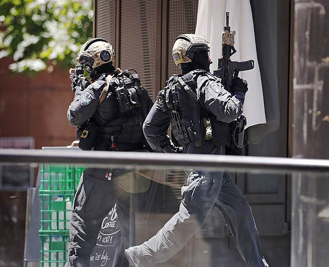 Полиция Сиднея оцепила район, где находится кафе с захваченными заложниками, в связи с этим сотрудников компаний, чьи офисы находятся в зоне, прилегающей к месту ЧП, попросили завтра работать из дома
