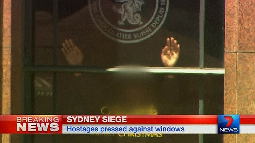 Журналист австралийского Девятого канала Марк Берроуз сообщил, что захвативший заложников в кафе в центре Сиднея мужчина известен полиции и сотрудникам австралийских СМИ
