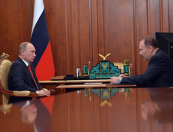 Президент России Владимир Путин и министр строительства и ЖКХ Михаил Мень (справа)