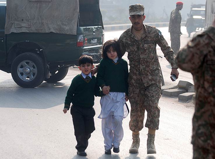 Ответственность за теракт на себя взял «Талибан»: там нападение на школу назвали местью за действия пакистанской армии. «Мы выбрали именно эту школу из-за того, что правительство воюет с нашими семьями и женщинами»,— заявил Мохаммед Омар Хорасани из «Талибана»
