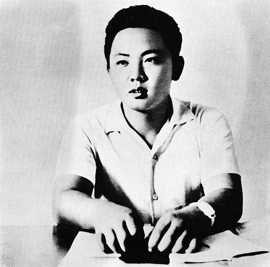 Ким Чен Ир родился 16 февраля 1941 года, хотя официальная биография, как это принято в КНДР, уменьшает возраст правителя на год. Принято считать, что он родился в бревенчатой хижине в лагере партизан  на самой высокой и почитаемой горе Северной Кореи — Пэктусан. В Пхеньяне семья поселилась в 1945 году. Во время Корейской войны (1950-1953) Ким Чен Ир был увезен в Китай, где получил образование 