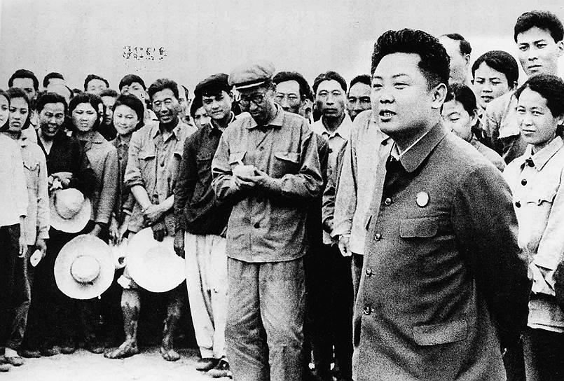 Ким Чен Ир начал работу в партии в 1964 году под руководством своего дяди. В 1974 году он уже считался преемником своего отца Ким Ир Сена после того, как был избран членом Политкомитета ЦК Трудовой партии Кореи (ТПК). С этого момента в корейских СМИ его начинают называть «Центром партии», восхваляется его «сверхчеловеческая мудрость». 24 декабря 1991 года на пленарном заседании ТПК Ким Ир Сен объявил о передаче своих полномочий верховного главнокомандующего Корейской народной армии Ким Чен Иру