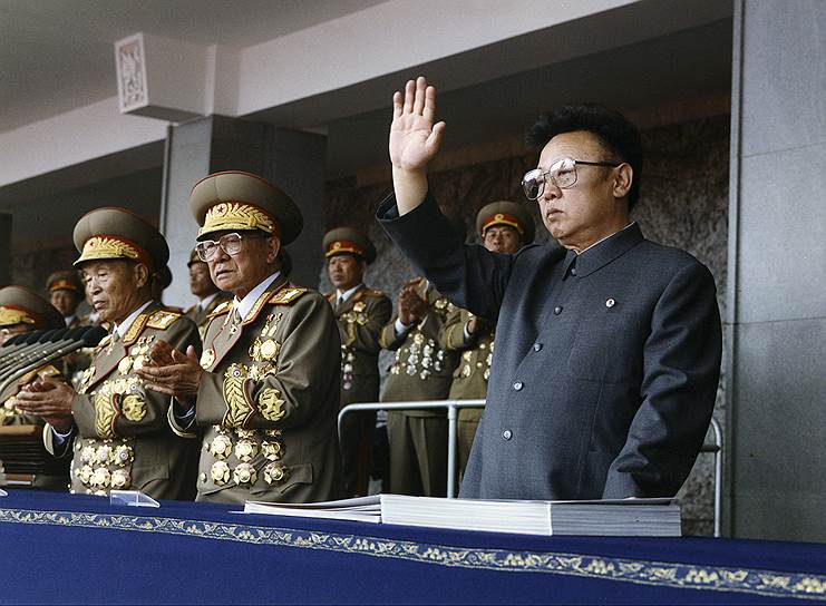 Причины, побудившие Ким Чен Ира искать выход из международной изоляции, драматичны. В начале 1990-х Россия, желавшая откреститься от прежних коммунистических сателлитов СССР, переориентировалась на Южную Корею и свернула практически все сотрудничество с Пхеньяном