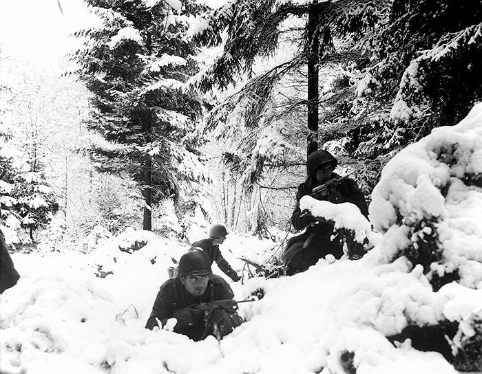 1944 год. Начало Арденнского наступления — операции немецких войск на Западном фронте, которая закончилась провалом 
