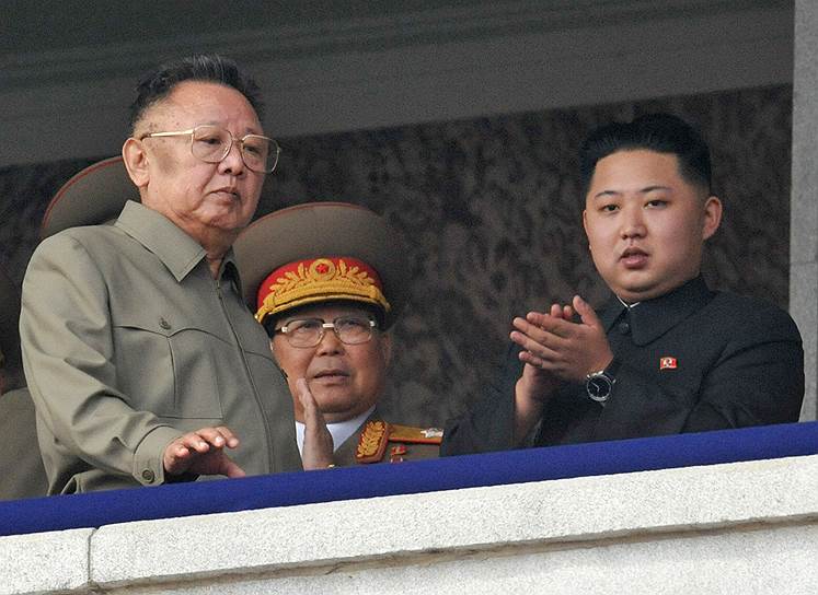 Смерть Ким Чен Ира большинство граждан 24-миллионной КНДР восприняли как личное горе. Но и после ухода «любимого руководителя» у власти в Пхеньяне остался «клан Кимов» — преемником Ким Чен Ира стал его младший сын Ким Чен Ын (на фото справа)