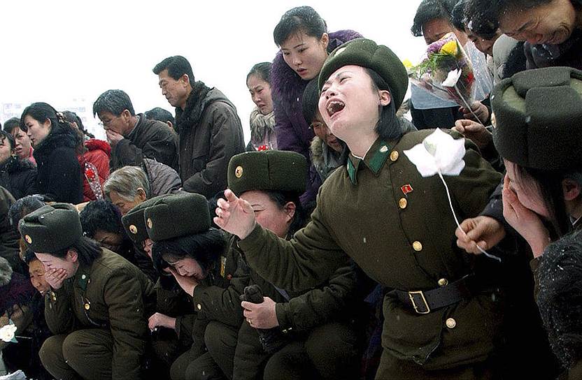 Северокорейский лидер скончался 17 декабря 2011 года, но известно стало об этом только через два дня. Похороны состоялись 28 декабря. По оценке южнокорейской газеты The Chosun Ilbo, похороны обошлись в $40 млн
