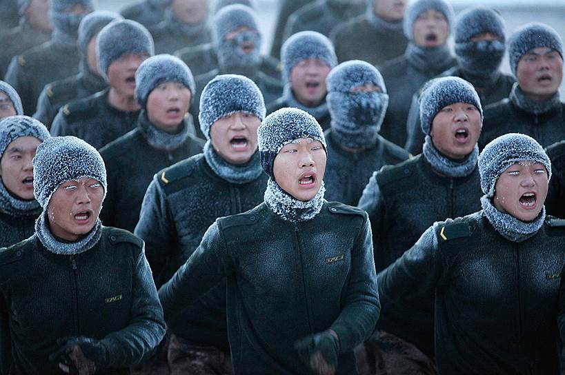 Хэйхэ, провинция Хэйлуцзян, Китай. Учения солдат Народно-освободительной армии Китая при температуре -22°C