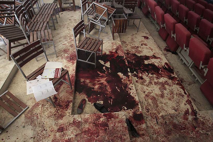 Пешавар, Пакистан. Последствия террористической атаки талибов на местную школу, во время которой погибли по меньшей мере 132 учащихся и 9 сотрудников