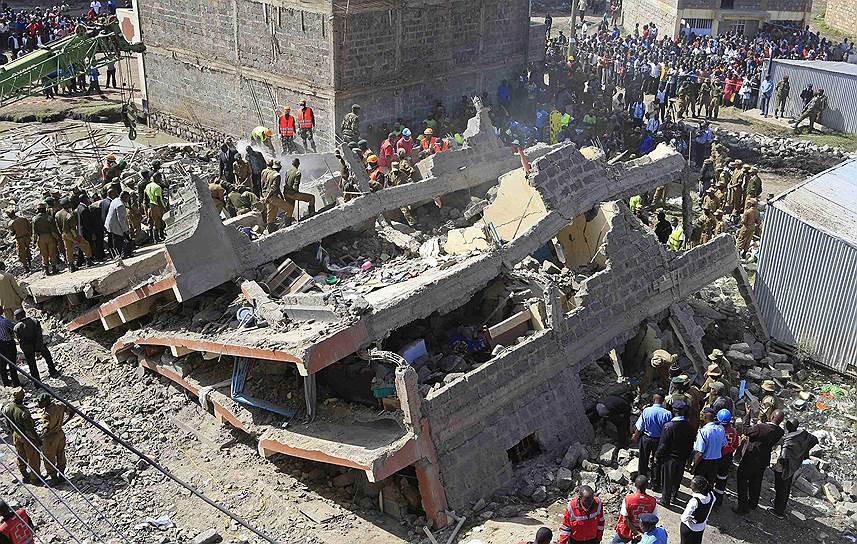 Найроби, Кения. Поиски выживших под обломками жилого здания. По меньшей мере один человек погиб при обрушении пятиэтажки в столице страны