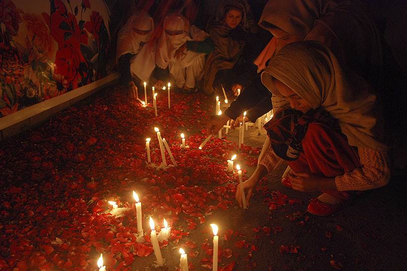 Пешавар, Пакистан. Люди зажигают свечи в память о жертвах нападения талибов на государственную школу армии