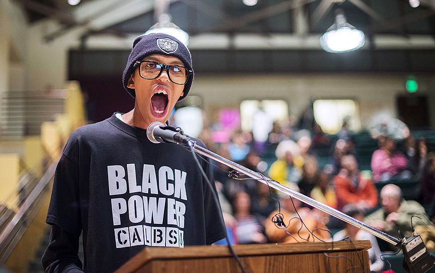 Беркли, штат Калифорния, США. Молодой человек по имени Кайл Маккой выступает перед городским советом, обвиняя сотрудников полиции в неоправданном применении спецсредств при разгоне демонстрации против полицейской жестокости 6 декабря