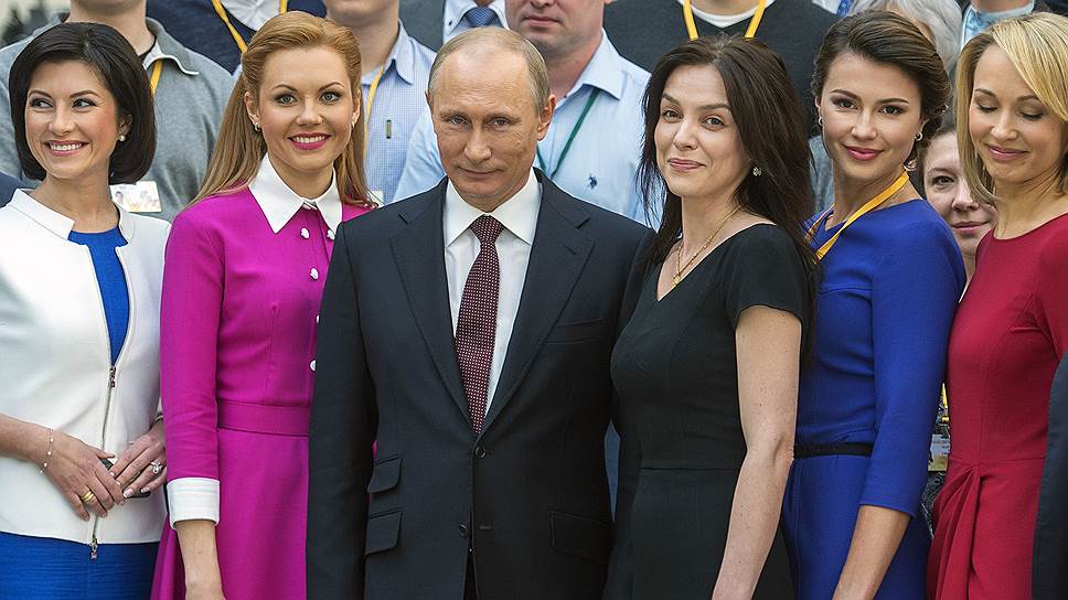 Владимир Путин после окончания прямого эфира ежегодной специальной программы «Прямая линия с Владимиром Путиным» в «Гостином дворе»