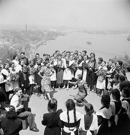 1954 год. Киевские студенты и школьники над Днепром в дни празднования 300-летия воссоединения Украины с Россией
