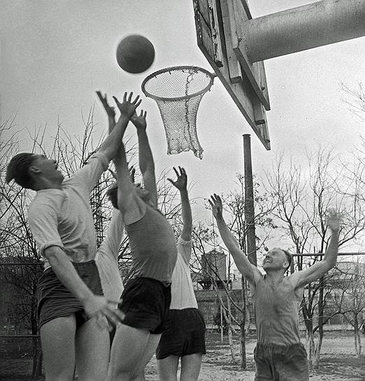 1956 год. «Они готовятся к спартакиаде». Молодежь Бакинского машиностроительного завода имени лейтенанта Шмидта играет в баскетбол