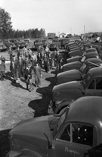 1956 год. «Со всей страны». Водители разных городов приехали со своими машинами