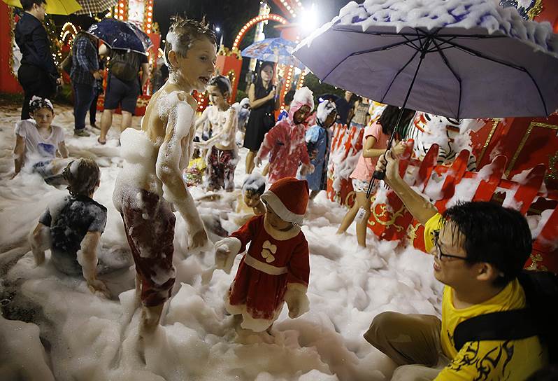 Сингапур. Дети играют в искусственном снегу