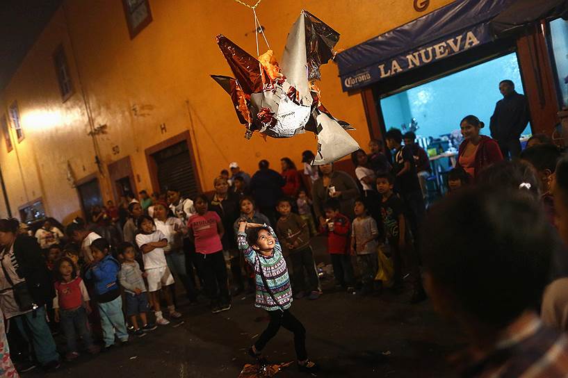 Ла Посада, Мексика. Девушка участвует в традиционных торжествах по случаю Рождества 