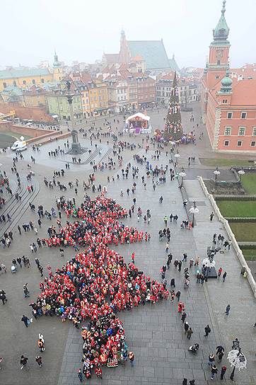 Старый город Варшавы, Польша. Люди выстраиваются в форме гигантской рождественской ели