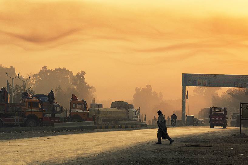 Джалалабад, Афганистан. Сцена на рассвете на военной базе НАТО «Фенти»
