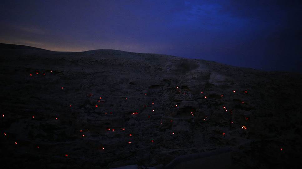 Иудейская пустыня, Палестина. Свечи в небольших пещерах рядом с лаврой Саввы Освященного, одним из старейших монастырей в мире 