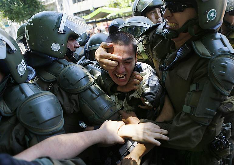 Сантьяго, Чили. Задержание студента во время акции протеста возле здания министерства образования страны