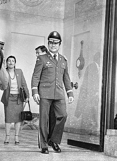 Мануэль Норьега родился 11 февраля 1938 года в Панаме. Окончив сначала Национальный институт, а затем военное училище, в звании младшего лейтенанта начал службу во втором военном округе Национальной гвардии, впоследствии получил звание капитана и должность командующего батальоном