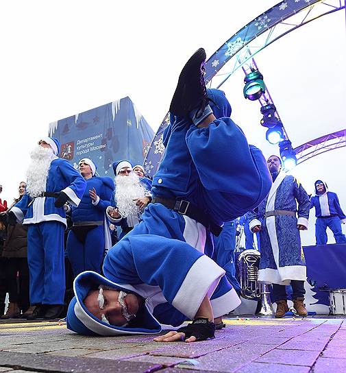 Москва, Россия. Танцевальный флешмоб с участием 150 Дедов Морозов на Манежной площади
