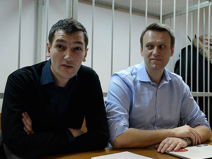 Алексей Навальный и Олег Навальный во время заседания Замоскворецкого районного суда.